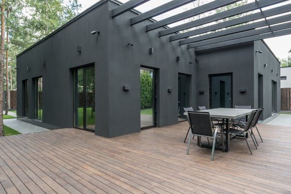 Les avantages des lames de terrasse en bois exotique et leur pose simplifiée